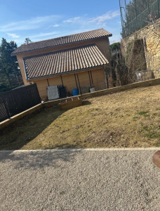 Photo de galerie - Réalisation d’un gazon + plantation d’une haie de photinia + plantation d’un olivier 