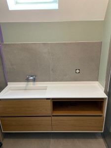 Photo de galerie - Meuble chêne placqué avec vasque en corian (minérale) sur mesure 