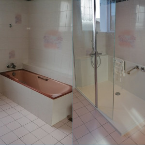Photo de galerie - Remplacement d’une baignoire 
par une douche sécurisée