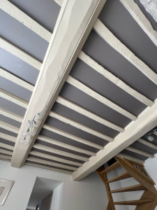 Photo de galerie - Rénovation d’un plafond avec poutres apparentes.