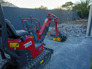 Photo de galerie - Démolition d'une dalle béton avec Minipelle équipé d'un BRH Hydraulique .
Remise à niveau du terrain pour finir.