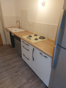 Photo de galerie - Travail méticuleux effectué: recoupe à longueur hors équerre d'un plan de travail, ouverture sans écaille des découpes lavabo et gazinière, joints d'étanchéité ton sable, branchement gaz, eaux et vidanges