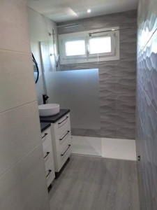 Photo de galerie - Rénovation de salle de bain en salle de douche 