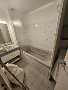 Photo de galerie - Salle de bain PMR avant 