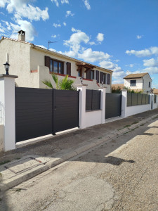 Photo de galerie - Création d' un muret de clôture avec pose des portails et du bardage en aluminium 