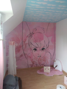 Photo de galerie - Réalisation chambre enfant peinture mur plafond papier peint fée clochette pose  parquet flotant