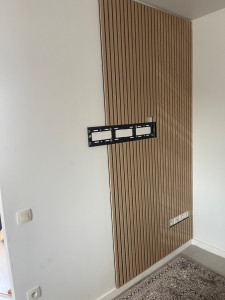 Photo de galerie - Installation, panneaux muraux et support de télévision, plus découpe
