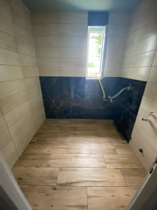 Photo de galerie - Faïence de salle de bain avec douche à l’italienne