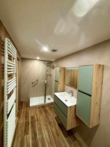 Photo de galerie - Rénovation complète de A à Z : transformation totale de cette salle de bain ! ?️✨Un projet clé en main entièrement réalisé par mes soins comprenant :Remise aux normes complètes de l'électricité ⚡Préparation et peinture des murs et plafonds ?Pose d'un no