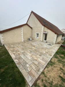 Photo de galerie - Réalisation pose carrelage extérieur en cours de réalisation 45m2 