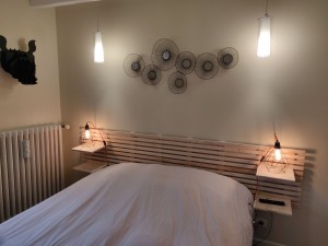 Photo de galerie - Fabrication d'une tête de lit à lattes et petites étagères modulables en pin.