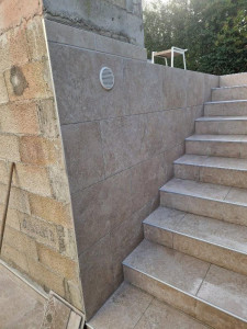 Photo de galerie - CARRELAGE D’UN ECALIER + MUR 