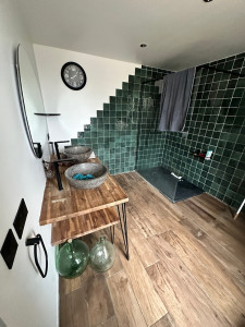Photo de galerie - Création salle de bain : Plomberie, électricité, carrelage & faïence, placo, enduit, vasque, douche
