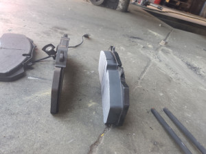 Photo de galerie - Plaqueuse frein a remplacer sur camion poids lourds DAF