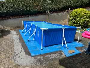 Photo de galerie - Mise en place de la piscine remplissage en cours 