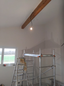 Photo de galerie - Peinture  plafond murs et vernis incolore mat sur poutres 