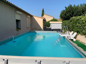 Photo de galerie - Montage piscine hors sol avec raccordement filtration d origine ou comme une piscine encastrer.plus pose de pelouse synthétique autour.