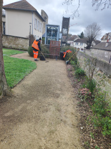 Photo de galerie - Decapage de l allee et de la decoupe mis en valeur d un parc 