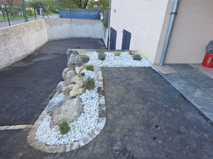 Photo de galerie - Création de massif enrochement