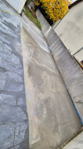 Photo de galerie - Ici, une chape en béton a été réalisée.
Le travail comprenait la préparation complète de la surface, avec une profondeur d’environ 15 cm, la mise en place du géotextile, ainsi que l’armature.
La prochaine étape consiste à poser le carrelage par-dessus.