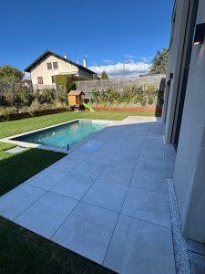 Photo de galerie - Création d'une terrasse en grès cérame sur plots aux abords d'une piscine 