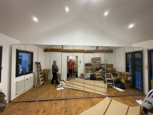 Photo de galerie - Grand dressing IKEA longueur 6 mètres
Il est composé de 6 caissons PAX d'un mètre et de 12 portes miroir battantes 