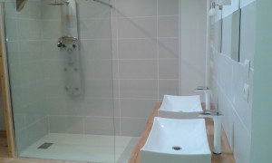 Photo de galerie - Agencement SDB, pose lavabo sur plateau hêtre, douche à l'italienne, placo, peinture et pose parquet.