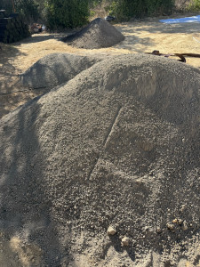 Photo de galerie - AVANT 10 m*2 de terre à étaler, installation de bordure, pelouse à décharger et rangée.