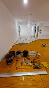 Photo de galerie - Pose d’un carrelage sur plancher bois, pose d’un natte de desolidarisation entre le plancher et le carrelage. 
la peinture à été aussi réalisée par moi même 