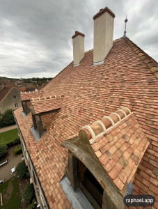 Photo de galerie - Toit traditionnel bourguignon, tuiles plates et crêtes de coq.