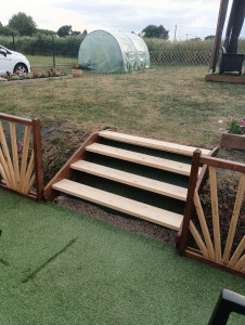 Photo de galerie - Réalisation d un escalier en bois pour accès au jardin et rembardes terrasse 
