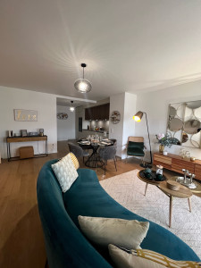 Photo de galerie - Travaux réalisés tous corps d’état : agencement, sols, peinture, électricité et finitions, pour un espace harmonieux et prêt à présenter.