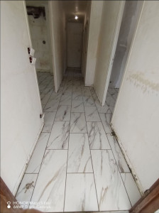 Photo de galerie - Ragréage, application d'un produit d'accrochage et pose de carrelage avec joint 