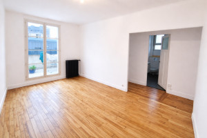 Photo de galerie - Préparation des supports avec ratissage complet des murs, mise en peinture murs et radiateur. Ponçage mécanique du parquet puis vitrification (2 couches) pour protection et durabilité.