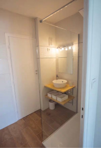 Photo de galerie - Nettoyage en profondeur de la salle de bain, avec élimination du calcaire dans la cabine de douche (vitres, joints, robinetterie).  Je fais particulièrement attention aux détails pour un rendu propre et brillant.