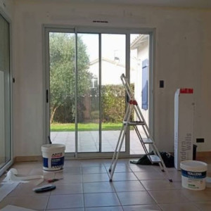 Photo de galerie - Pose d'un nouveau vêtements carrelage et revêtement des murs type toile de verre