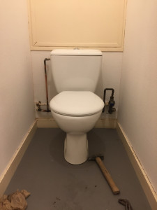 Photo de galerie - Pose de sol lino et pose de WC avec modification pour l’arrivée d’eau du WC en cuivre
