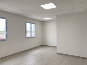 Photo de galerie - ? Plafond démontable 60×60 et murs parfaitement finis, pour un espace moderne, lumineux et professionnel. Travail soigné et propre.
