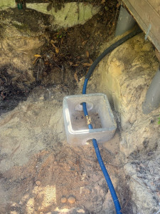 Photo de galerie - Raccordement de l’alimentation en eau potable en PEHD au réseau multicouche de l’habitation, avec pose d’un regard de raccordement.