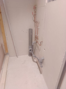 Photo de galerie - Montage 
évacuation et alimentation lavabo et machine a laver 

