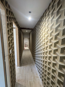 Photo de galerie - Pose de papier peint effet 3D dans un couloir . 