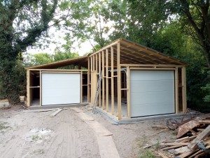 Photo de galerie - Construction d'un garage en bois de 70 m2 sur dalle en béton.
Toiture bacacier, portes automatiques.