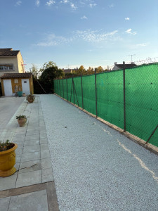 Photo de galerie - Enlèvement de hais de cyprès avec une pose de géotextile est du gravier pour rafraîchir de jardin avec un Brice vue 