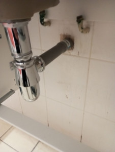 Photo de galerie - Remplacement syphon et tuyau d'évacuation lavabo salle de bain 