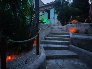 Photo de galerie - Installation de l'éclairage, des poteaux, de la corde, des plantes et des graviers avec géotextile.