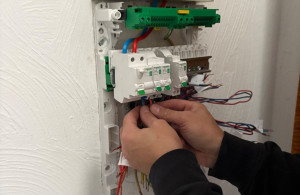 Photo de galerie - Remplacement d'un ancien tableau électrique par un nouveau tableau avec protections adaptées.