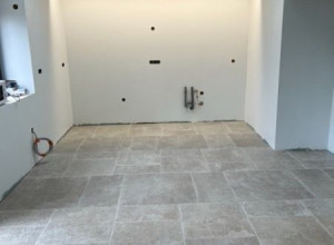 Photo de galerie - Cuisine prête a être installée après la pose d'isolation placo au mur électricité et plomberie.