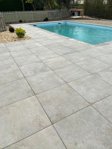 Photo de galerie - Dallage sur plot autour d’une piscine 
