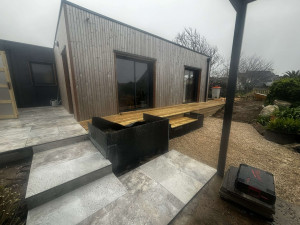 Photo de galerie - Terrasse en bois et grès Céram plus jardinier en ardoise 