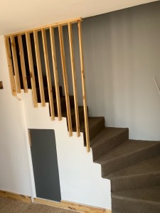 Photo de galerie - Pose d’un claustra en pin lame 55x18 dans une descente d’escalier 